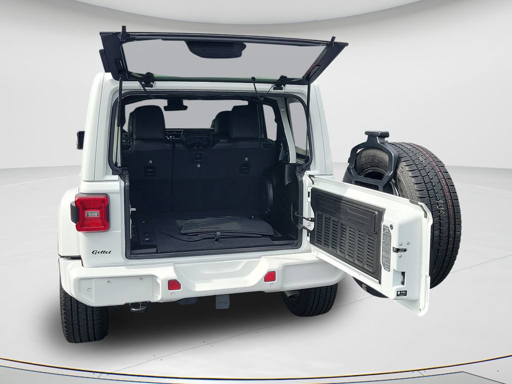 Used 2022 Jeep Wrangler Unlimited Sahara AWD/4WD image 9