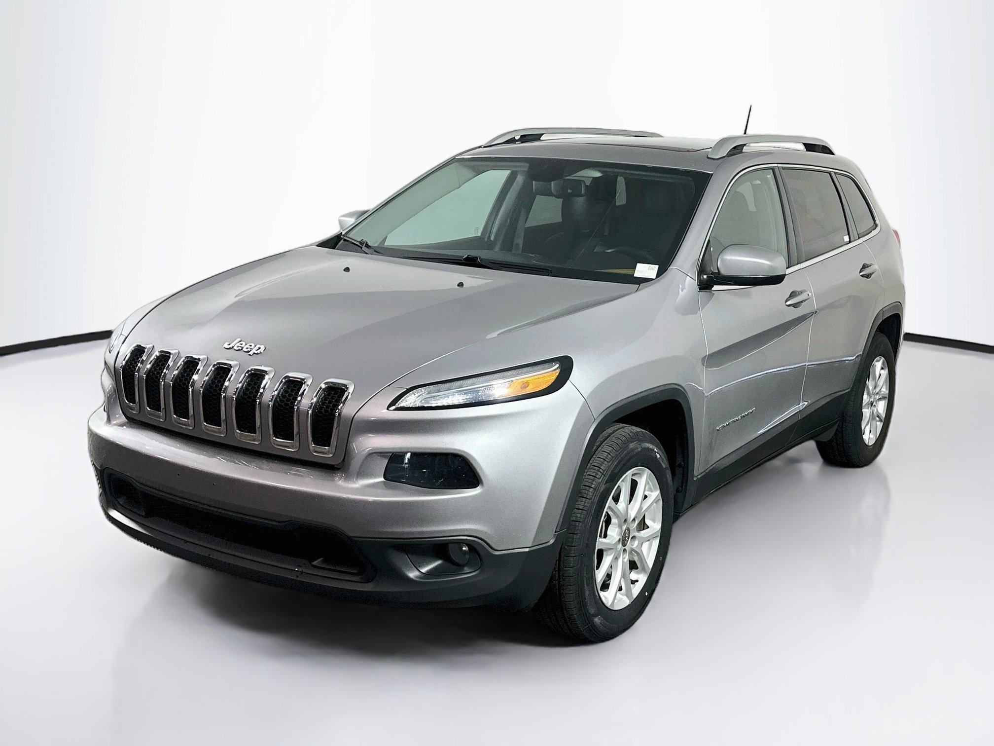 Used 2018 Jeep Cherokee Latitude Plus w/ Comfort/Convenience Group AWD/4WD image 3