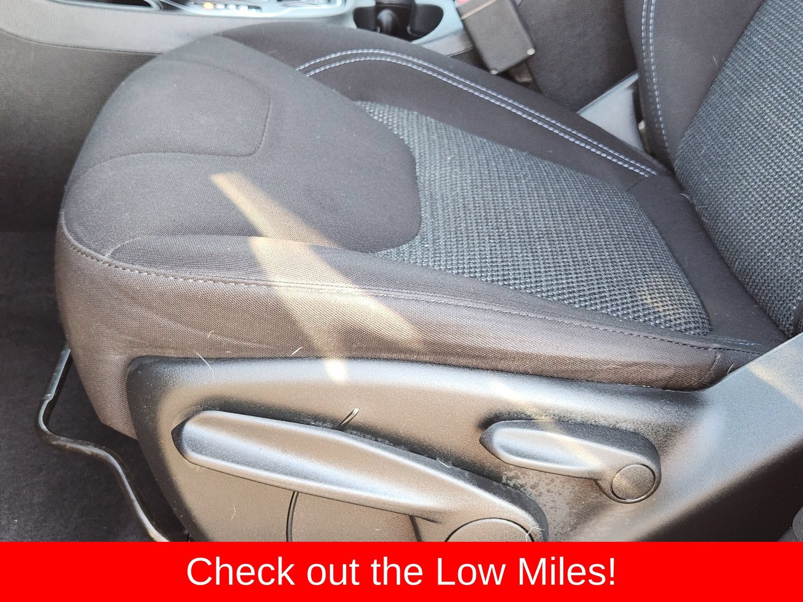 Used 2019 Jeep Cherokee Latitude w/ Popular Appearance Group FWD image 32