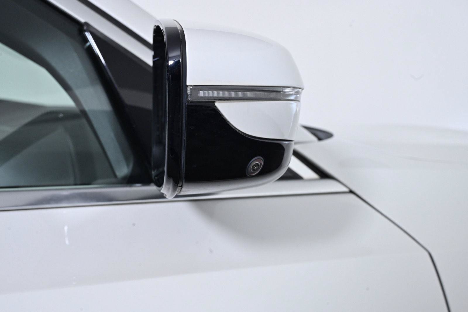 Used 2021 BMW 330i xDrive Sedan AWD/4WD image 9