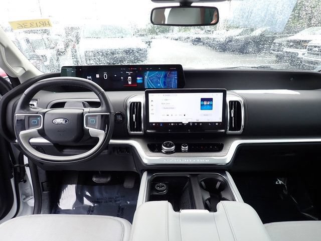 Used 2025 Ford Expedition Platinum w/ Driver's Package AWD/4WD image 22