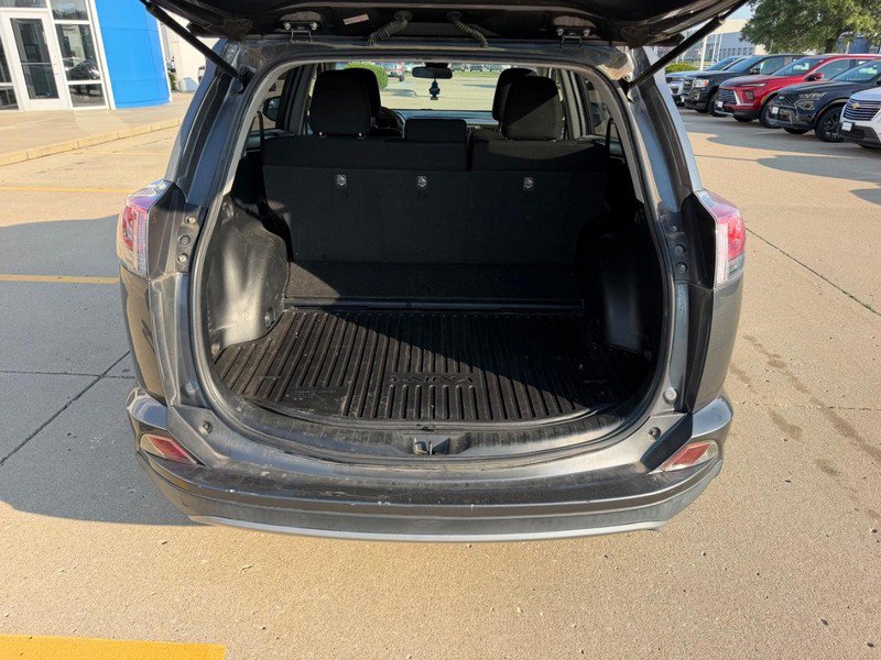 Used 2018 Toyota RAV4 LE AWD/4WD image 4