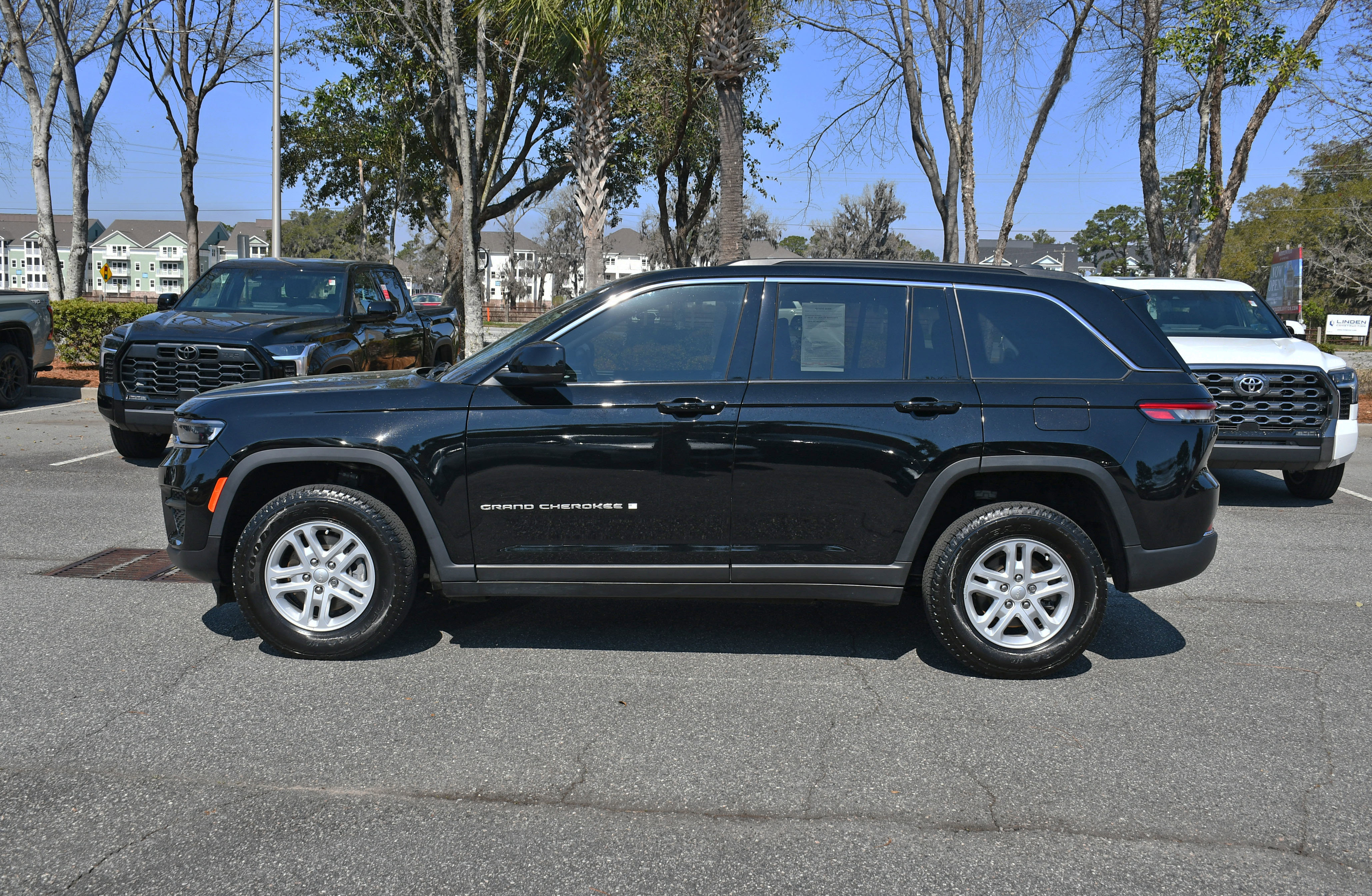 Used 2024 Jeep Grand Cherokee Laredo w/ Luxury Tech Group I image 2