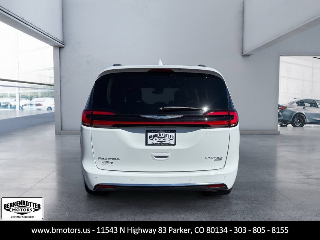 Used 2021 Chrysler Pacifica Limited AWD/4WD image 4