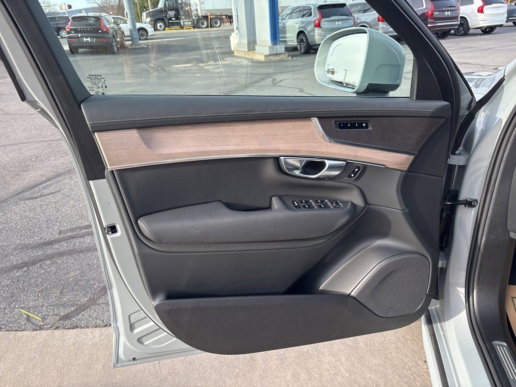 Certified 2025 Volvo XC90 B6 Plus image 17