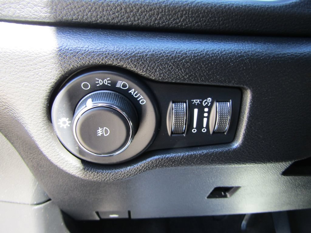 Used 2022 Chrysler Pacifica Limited w/ Uconnect Theater Family Group FWD image 30