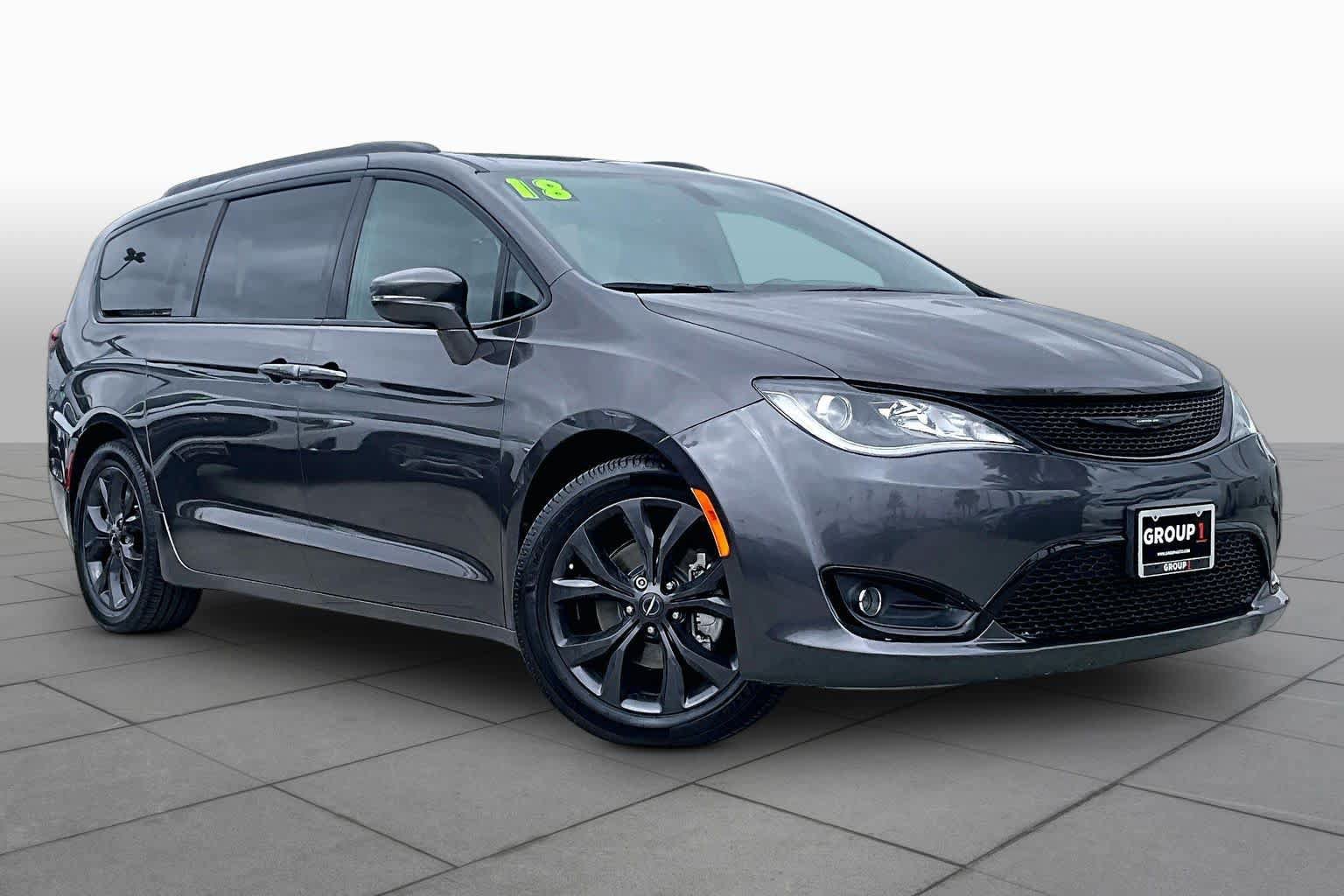 Used 2018 Chrysler Pacifica Limited w/ S Appearance Package FWD image 2