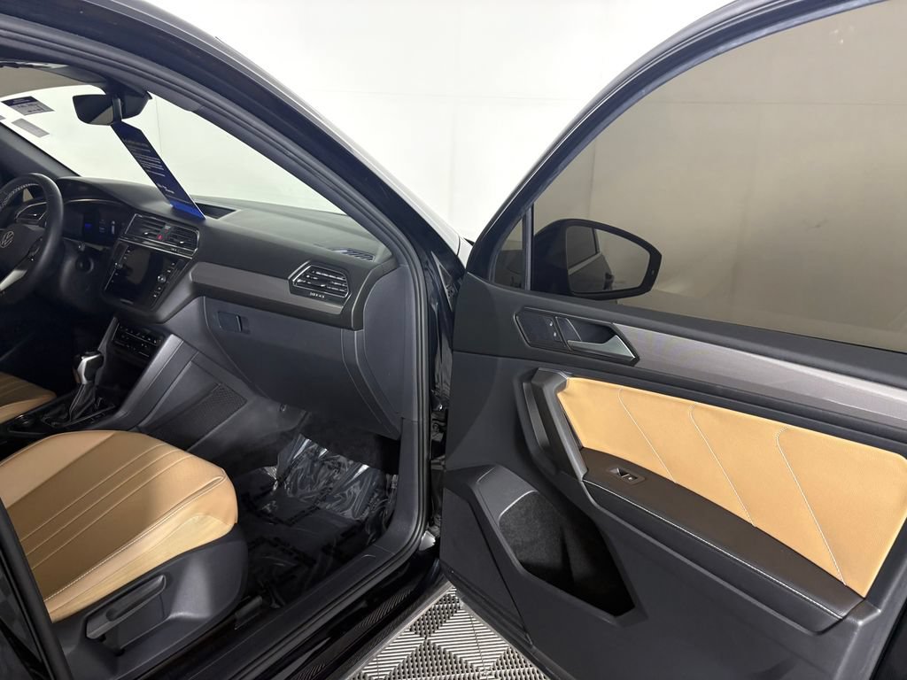 Used 2022 Volkswagen Tiguan SE w/ Panoramic Sunroof Package AWD/4WD image 36