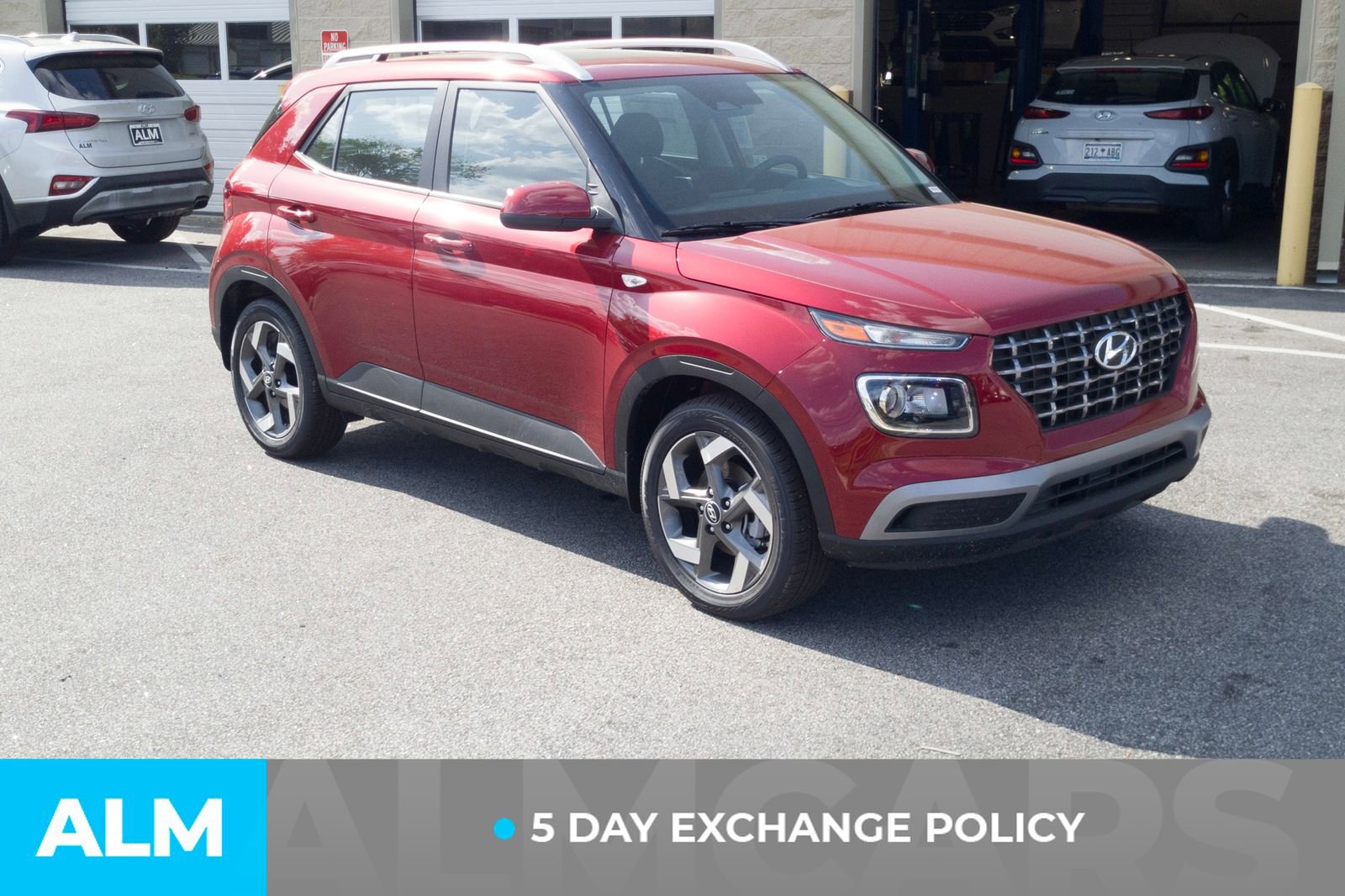 Used 2025 Hyundai Venue SEL image 4