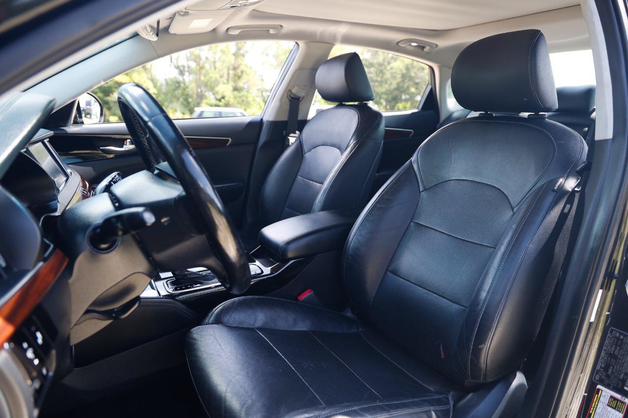 Used 2017 Kia Cadenza Premium w/ Luxury Package FWD image 6
