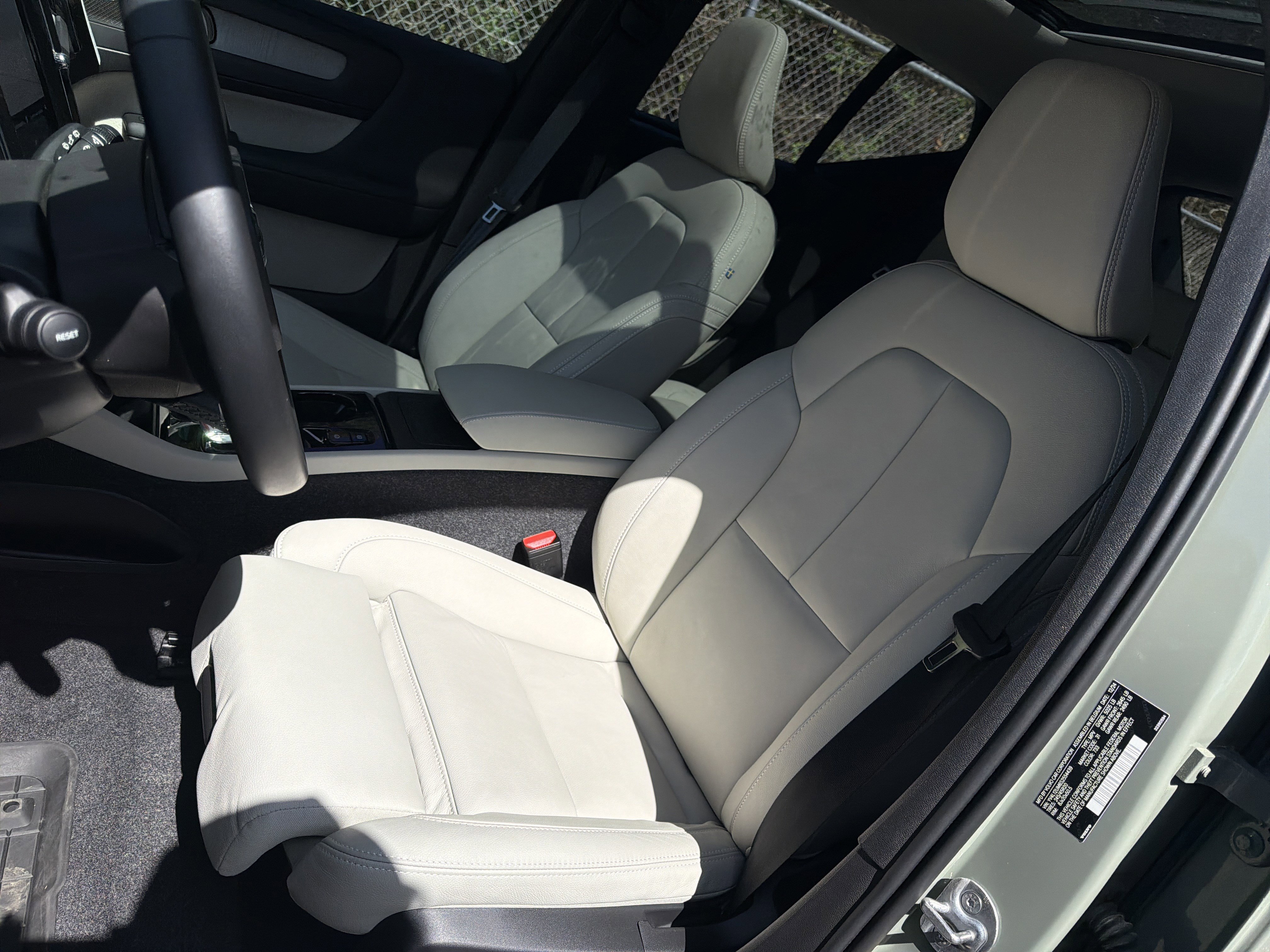 Certified 2025 Volvo XC40 B5 Ultra w/ Protection Package Premier image 16