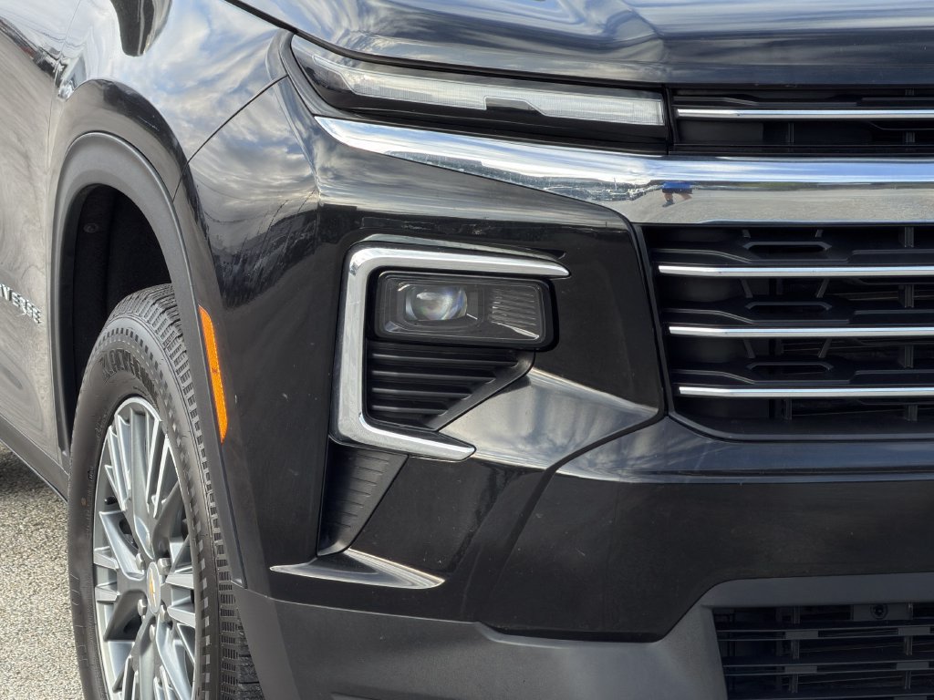 Used 2025 Chevrolet Traverse LT FWD image 9