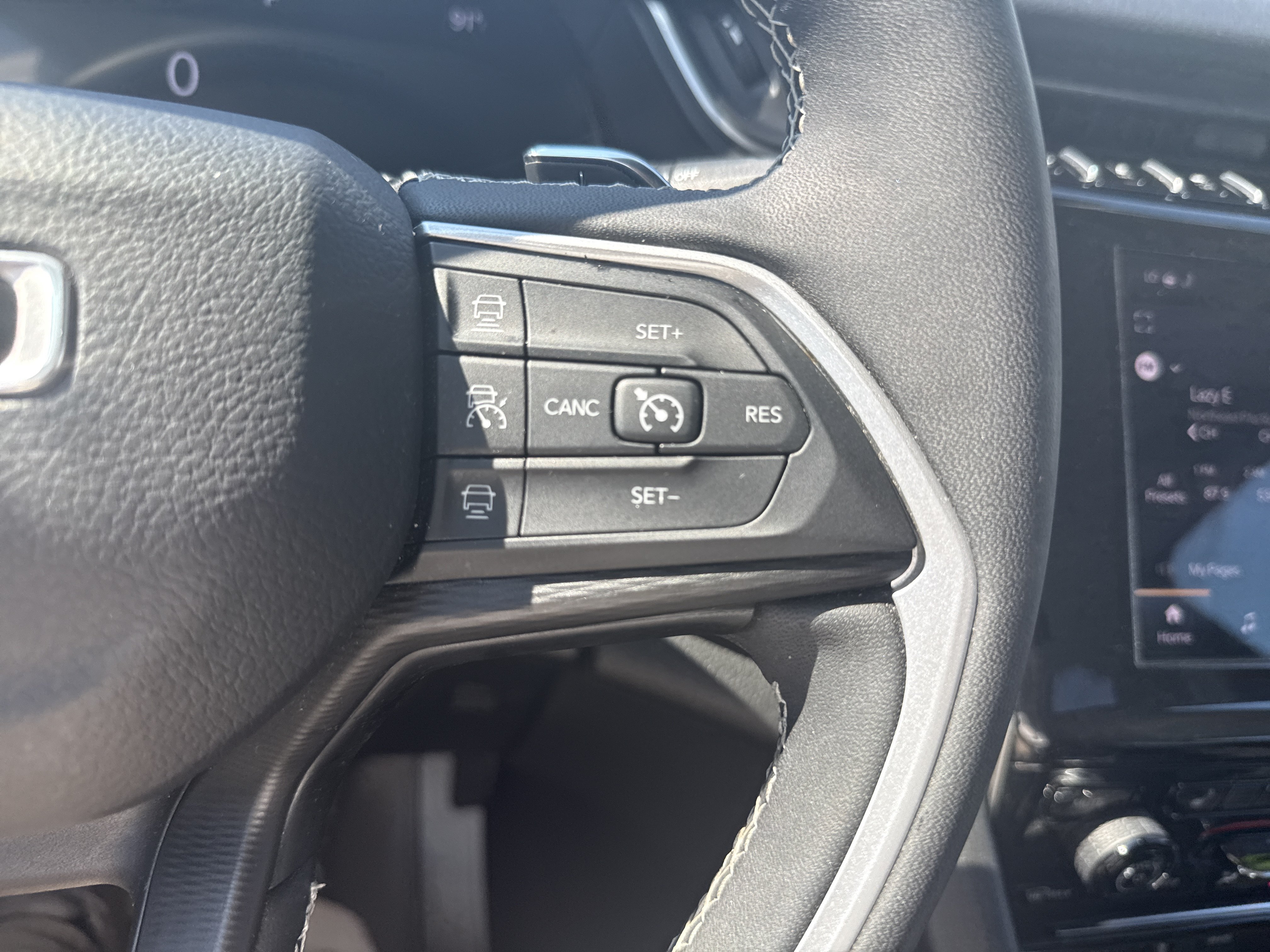 Used 2023 Jeep Grand Cherokee Laredo w/ Luxury Tech Group I AWD/4WD image 19