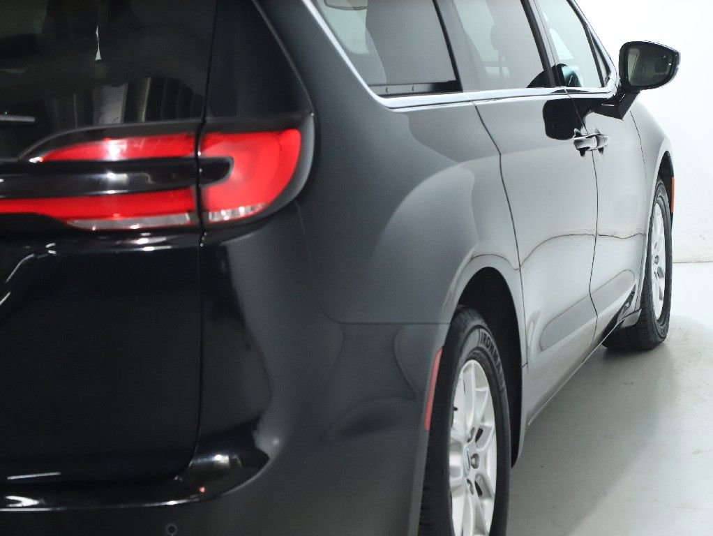 Used 2024 Chrysler Pacifica Touring-L image 45