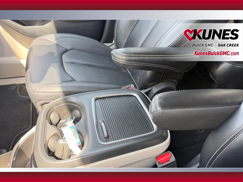Used 2024 Chrysler Pacifica Touring-L FWD image 32