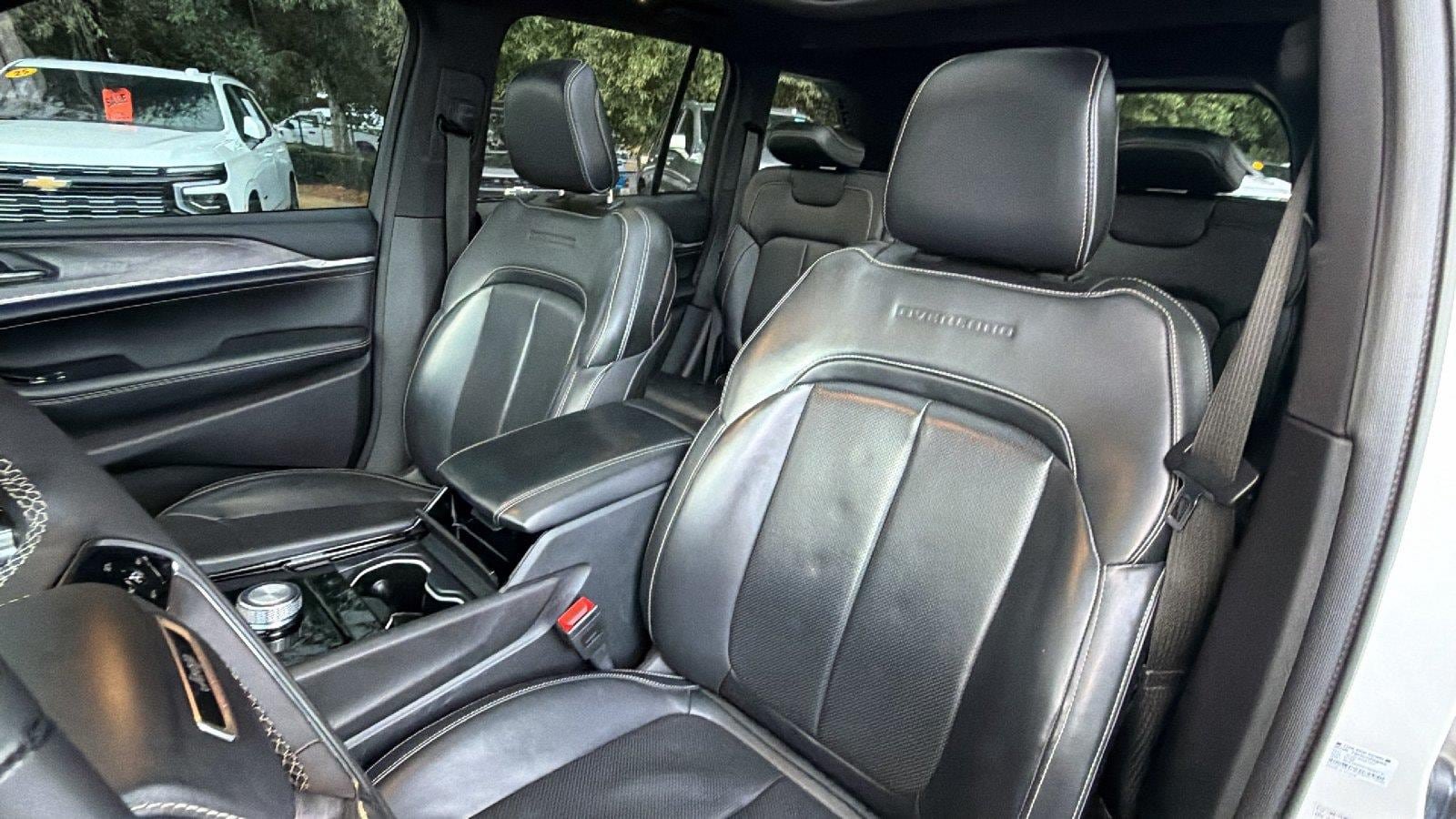 Used 2023 Jeep Grand Cherokee Overland RWD image 5