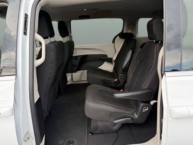 Used 2022 Chrysler Voyager LX FWD image 21