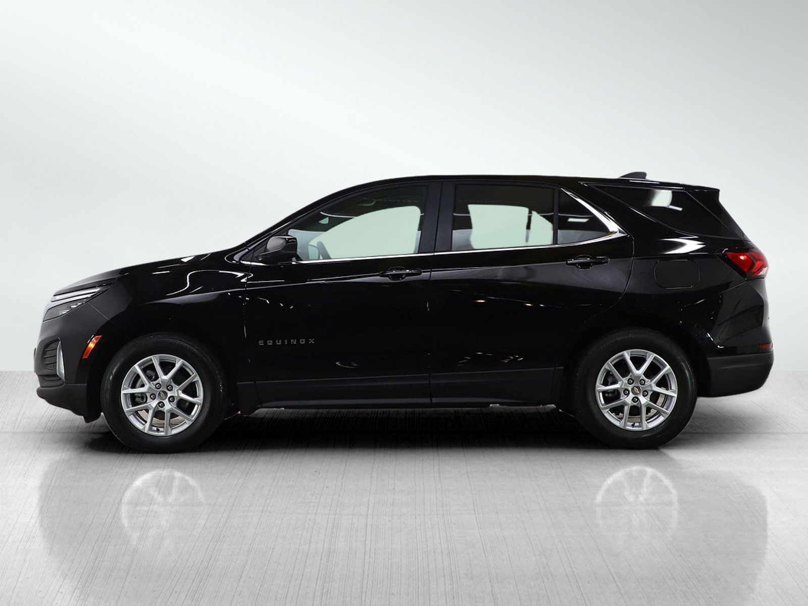 Used 2024 Chevrolet Equinox LT image 2