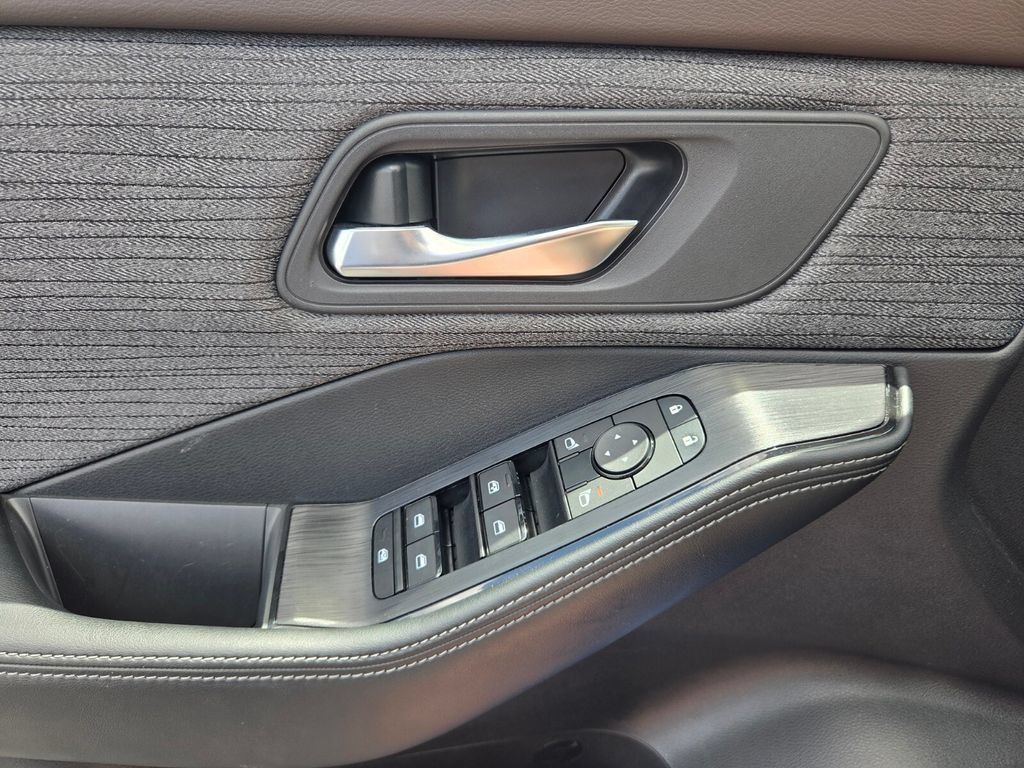 Used 2023 Nissan Rogue SV FWD image 18