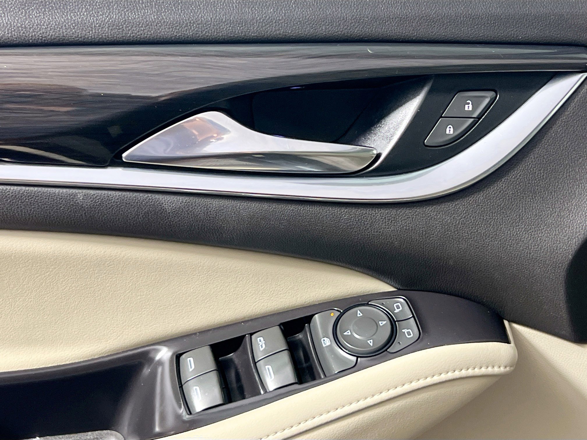 Used 2018 Buick Enclave Essence w/ Trailering Package FWD image 16
