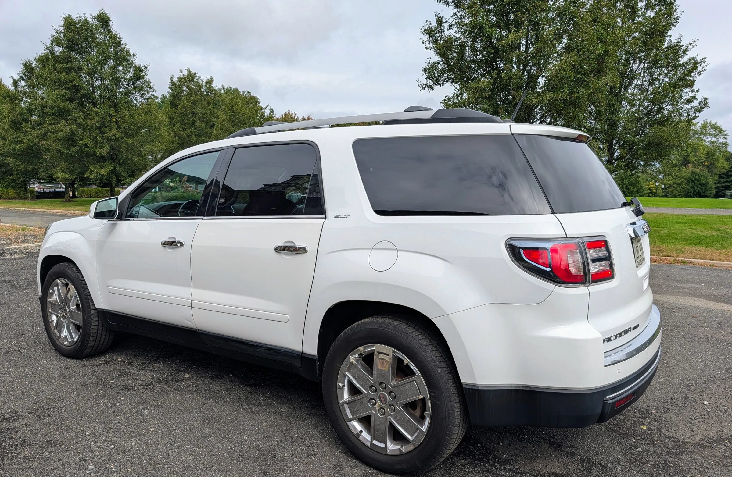 Used 2017 GMC Acadia Limited SLT AWD/4WD image 3