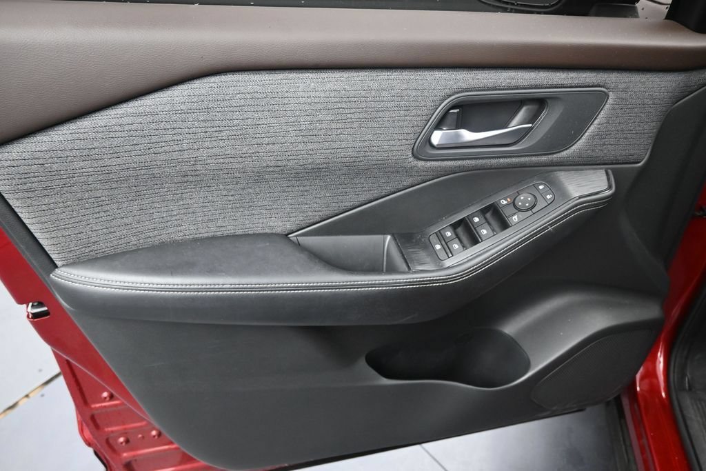 Used 2021 Nissan Rogue SV FWD image 11