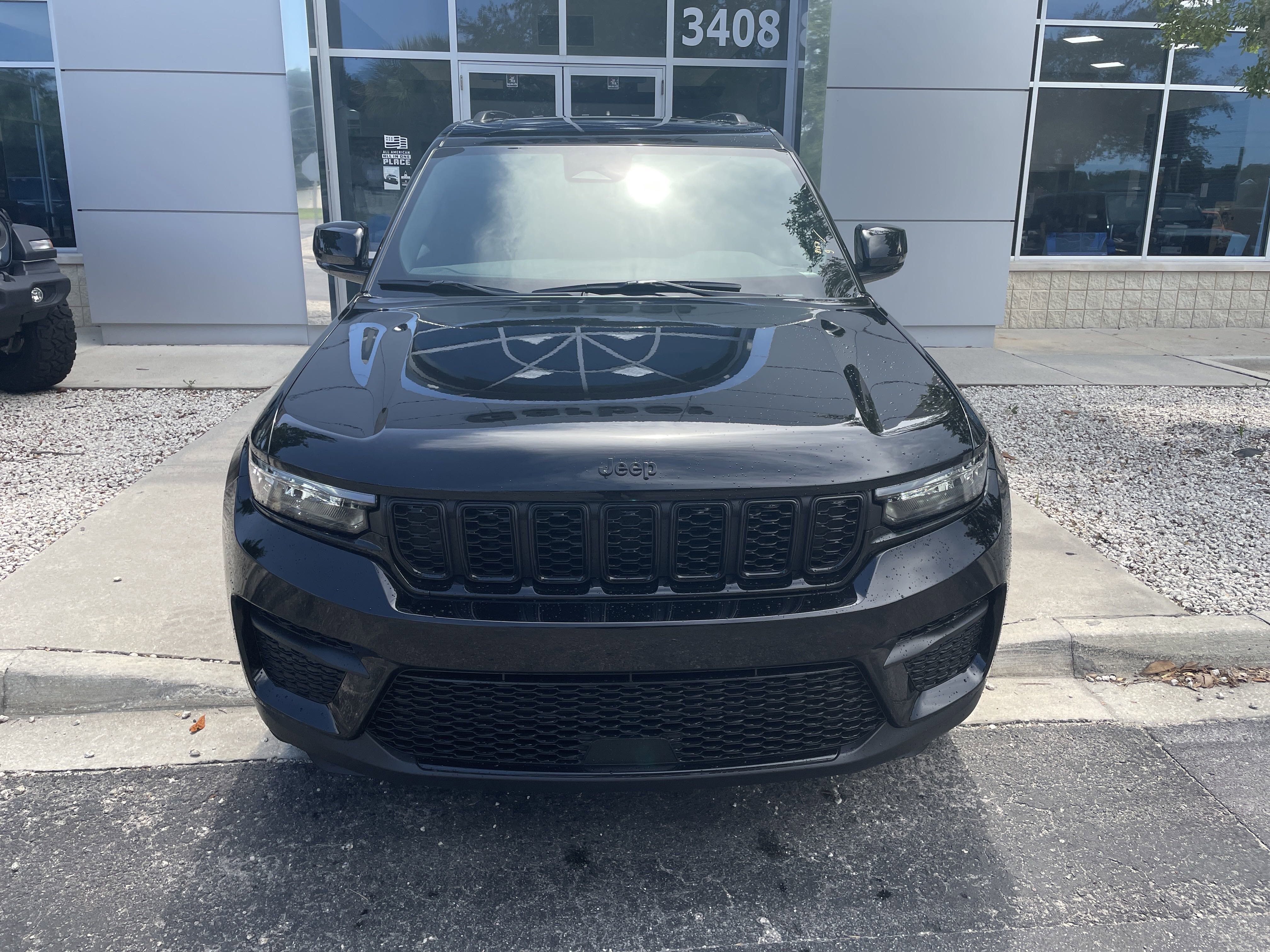 New 2025 Jeep Grand Cherokee Altitude image 2