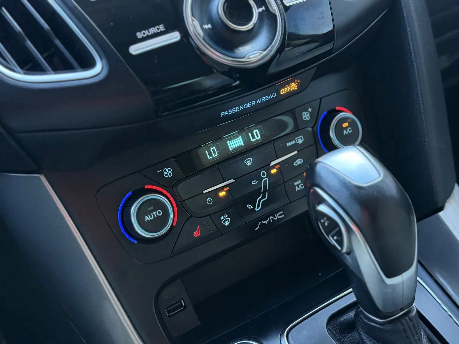 Used 2018 Ford Focus Titanium FWD image 37