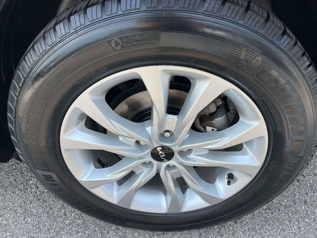 Used 2022 Kia Telluride LX FWD image 37