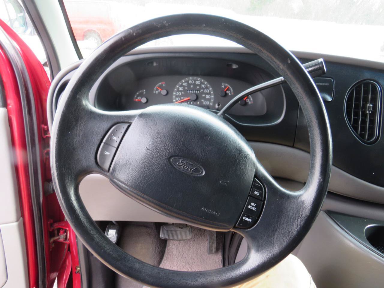 Used 1999 Ford E-150 and Econoline 150 Wagon RWD image 13