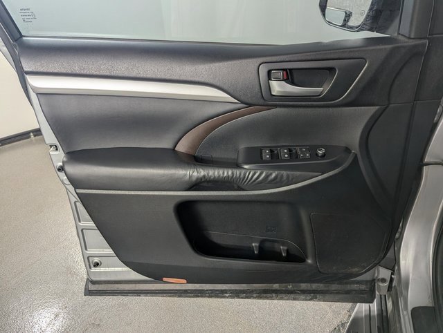Used 2015 Toyota Highlander XLE image 9