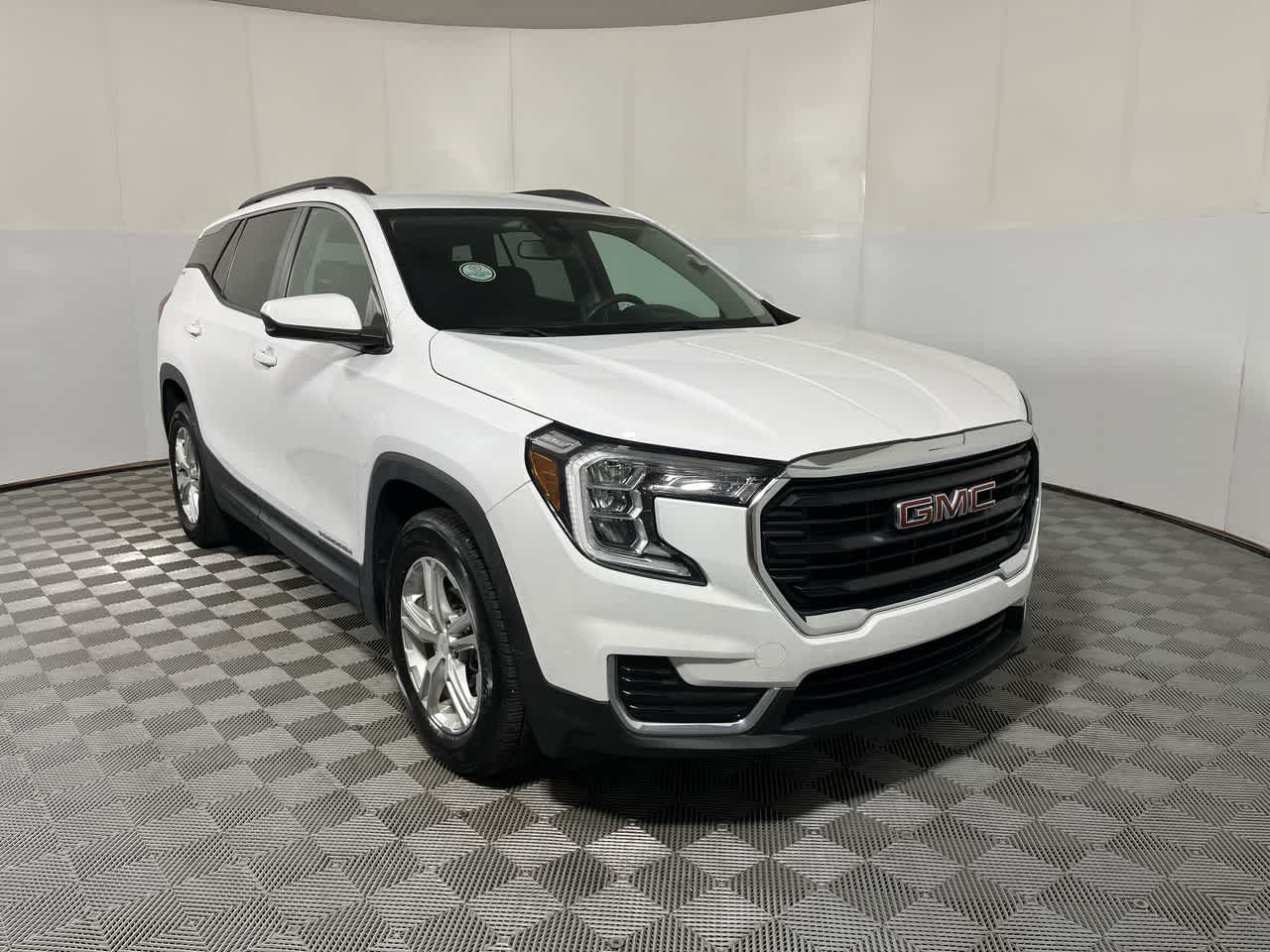 Used 2022 GMC Terrain SLE FWD image 2