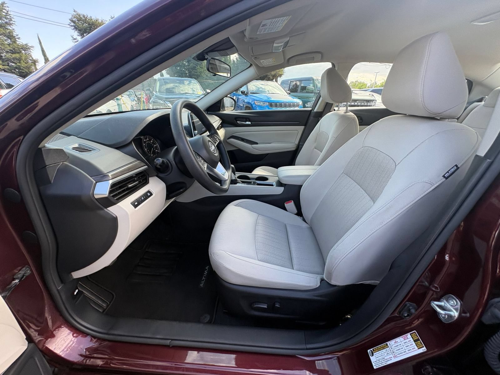Used 2025 Nissan Altima 2.5 SV FWD image 28