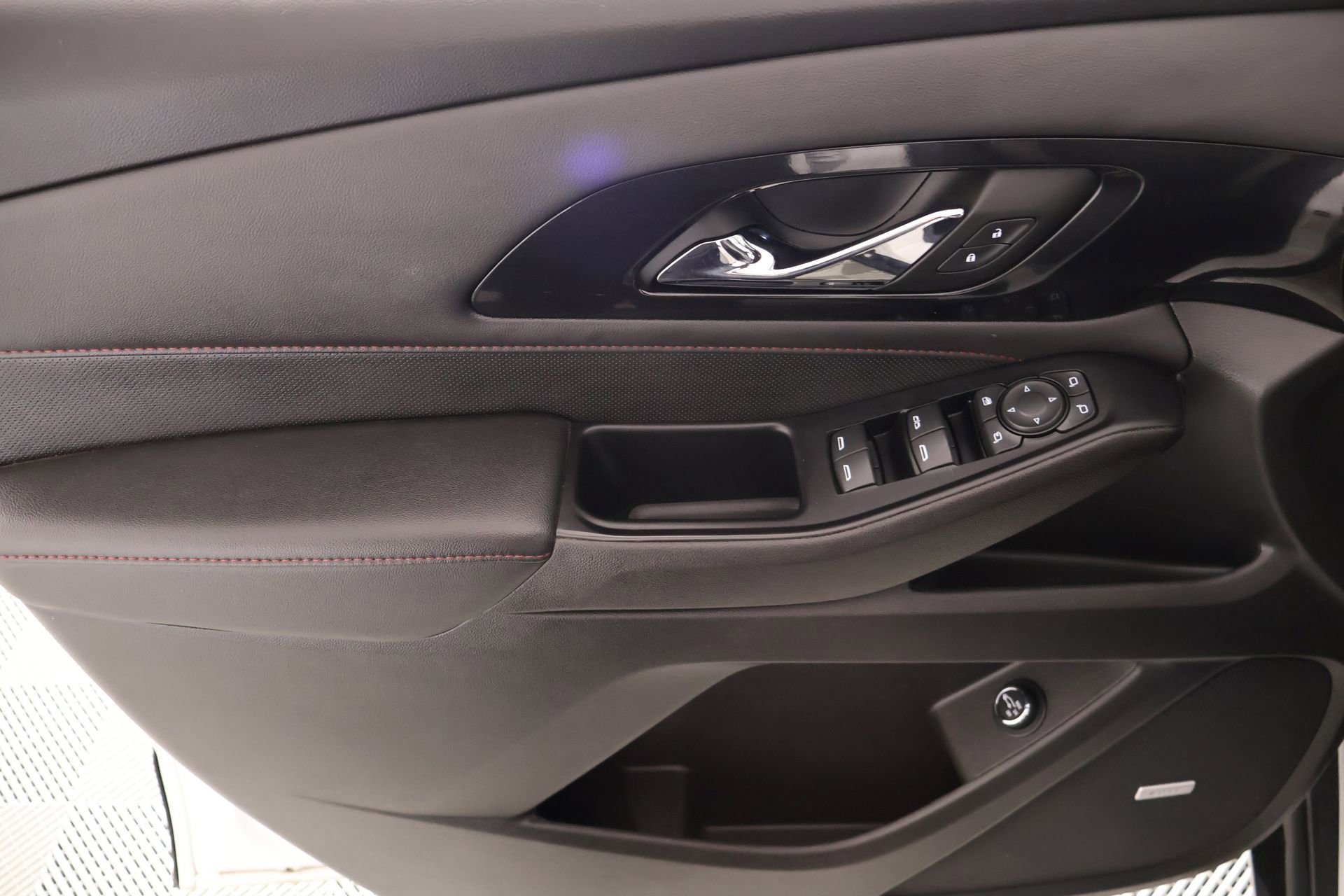 Used 2023 Chevrolet Traverse RS image 18