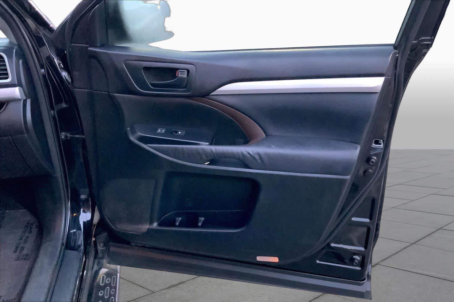Used 2014 Toyota Highlander Plus FWD image 22