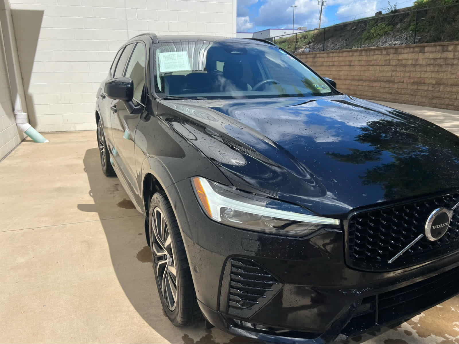 Used 2023 Volvo XC60 B5 Plus image 5