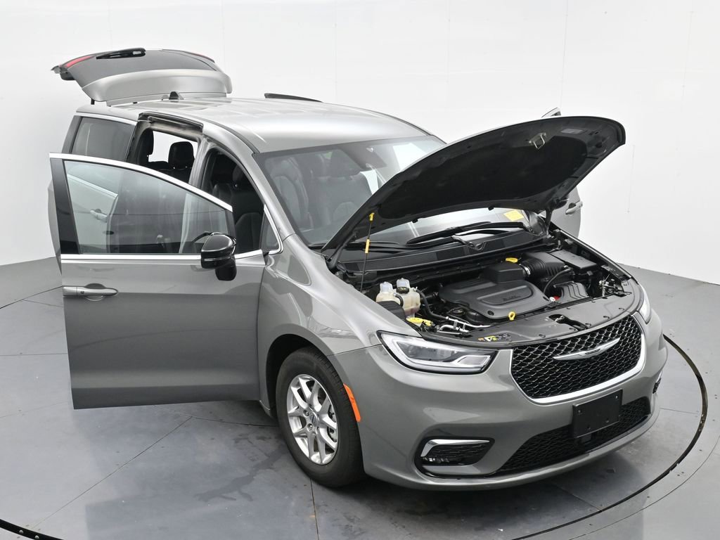 Used 2025 Chrysler Pacifica Select image 38