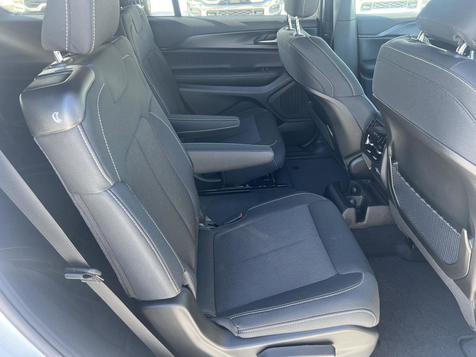 New 2026 Jeep Grand Cherokee L Laredo image 34