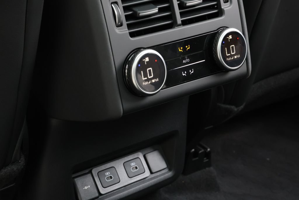 Used 2026 Land Rover Discovery Limited Edition AWD/4WD image 9