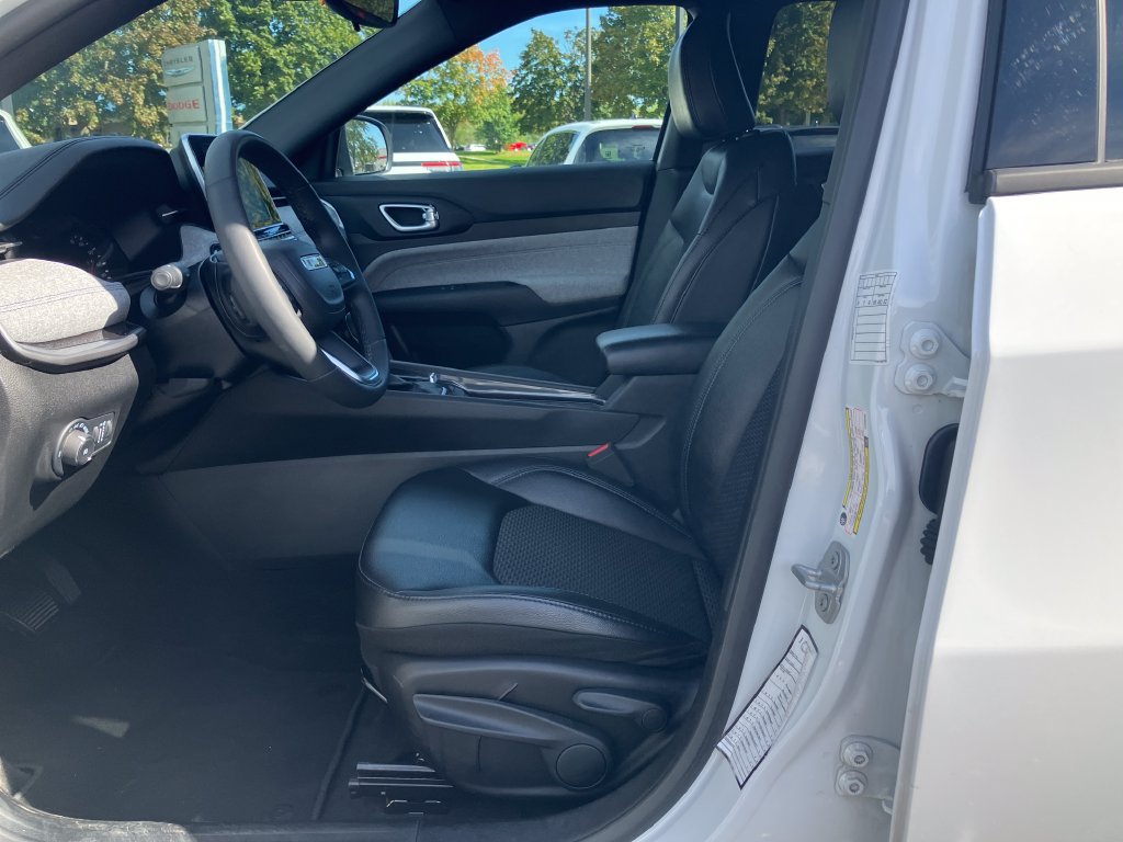 Used 2025 Jeep Compass Latitude AWD/4WD image 11