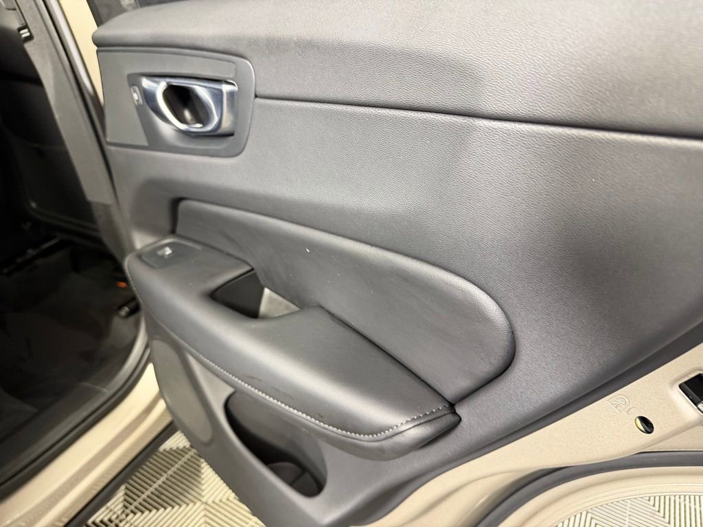 Used 2025 Volvo XC60 B5 Plus image 37