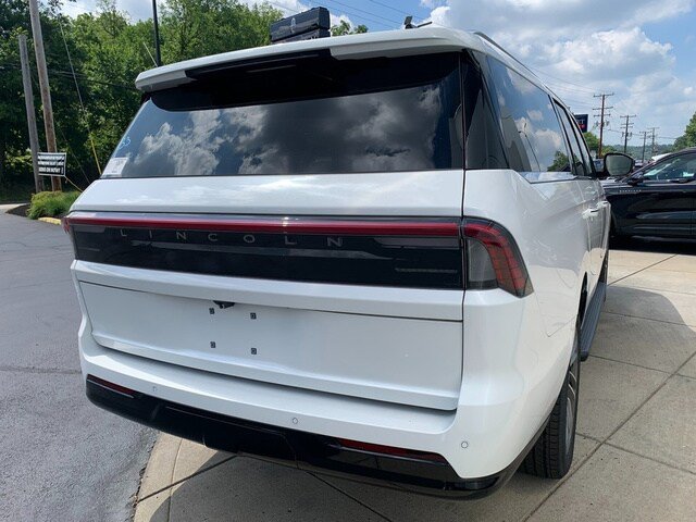 New 2027 Lincoln Navigator L Premier AWD/4WD image 6