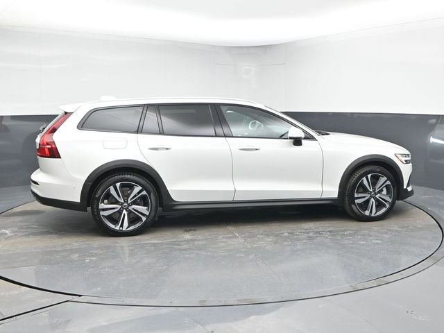 Used 2025 Volvo V60 B5 Cross Country Plus image 8