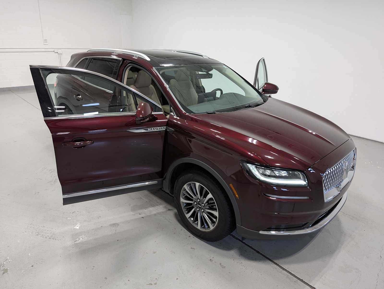 Certified 2022 Lincoln Nautilus Reserve w/ Class II Trailer Tow Package AWD/4WD image 16