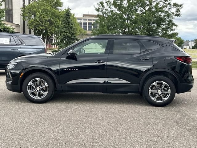 Used 2024 Chevrolet Blazer LT w/ Convenience Package FWD image 2