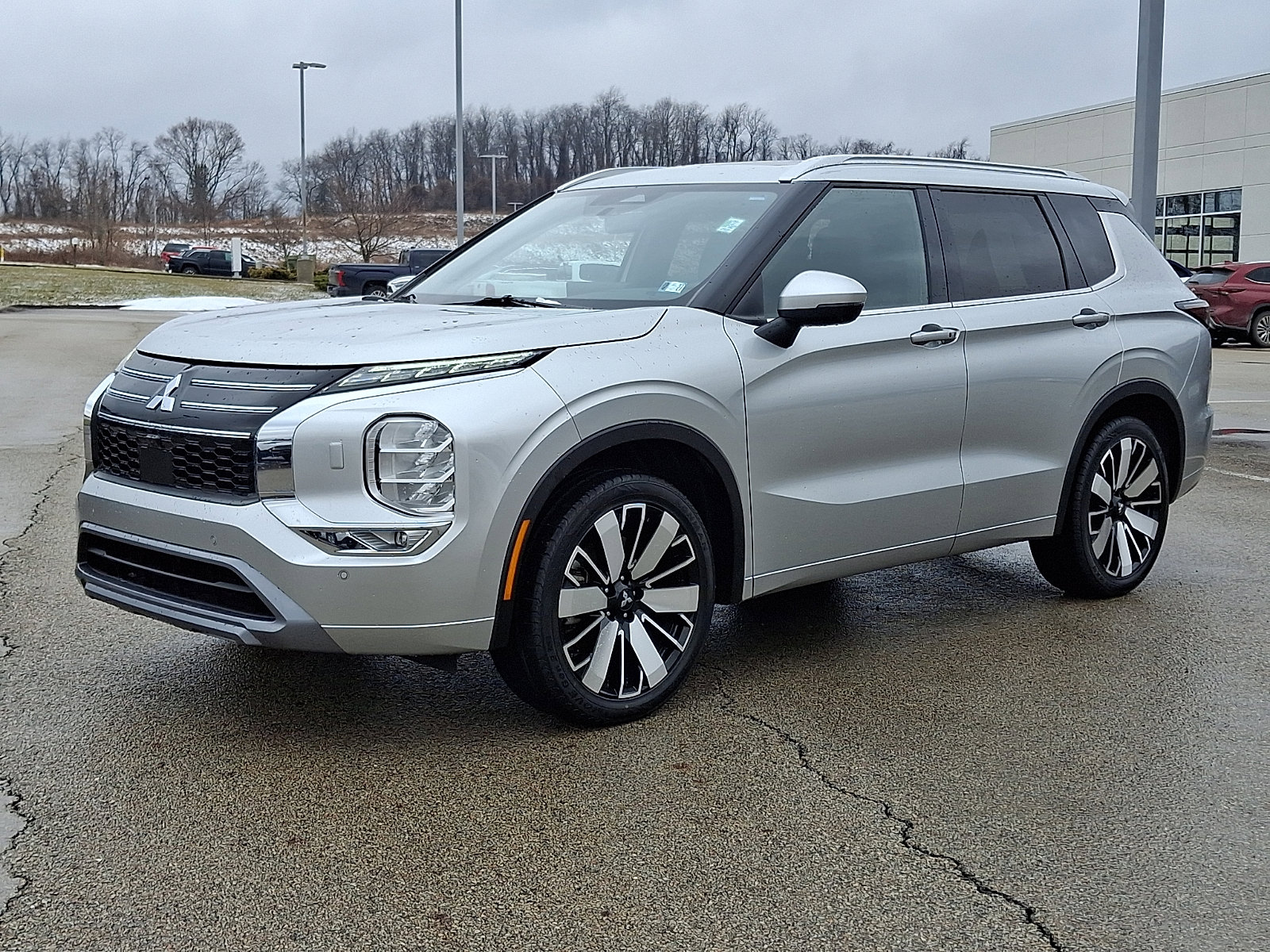 Used 2025 Mitsubishi Outlander AWD image 3