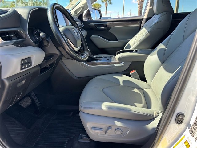 Used 2022 Toyota Highlander Limited image 3