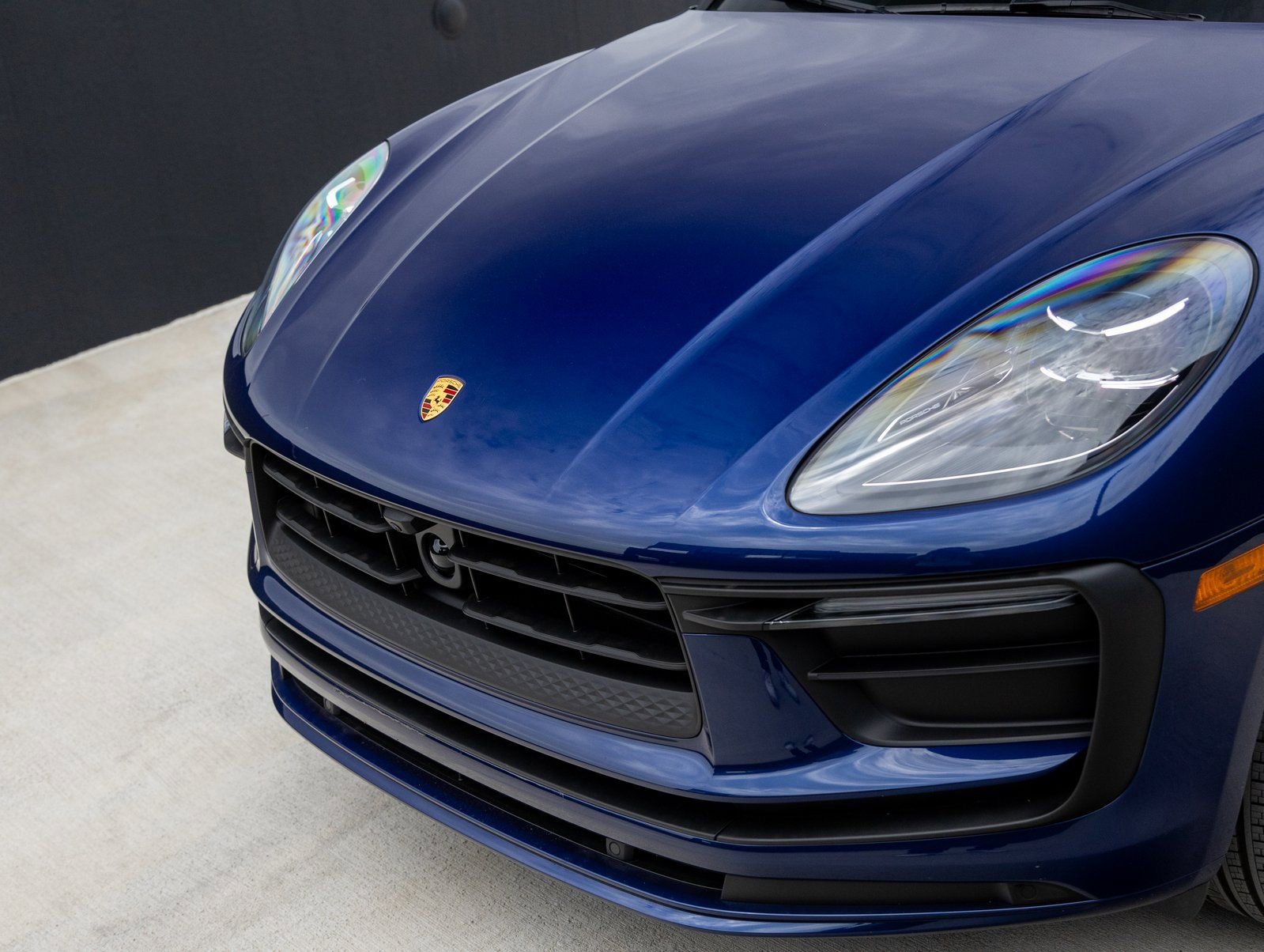 Certified 2025 Porsche Macan AWD/4WD image 33