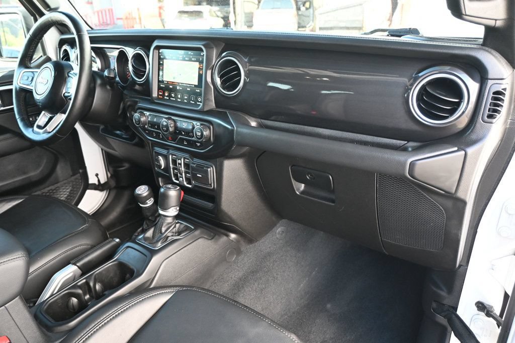 Used 2022 Jeep Wrangler Unlimited Sahara AWD/4WD image 15
