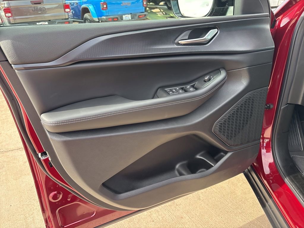New 2025 Jeep Grand Cherokee Altitude image 13